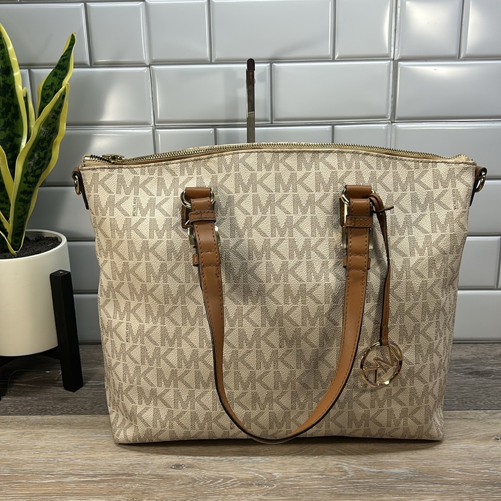 Michael Kors vanilla jet set bag